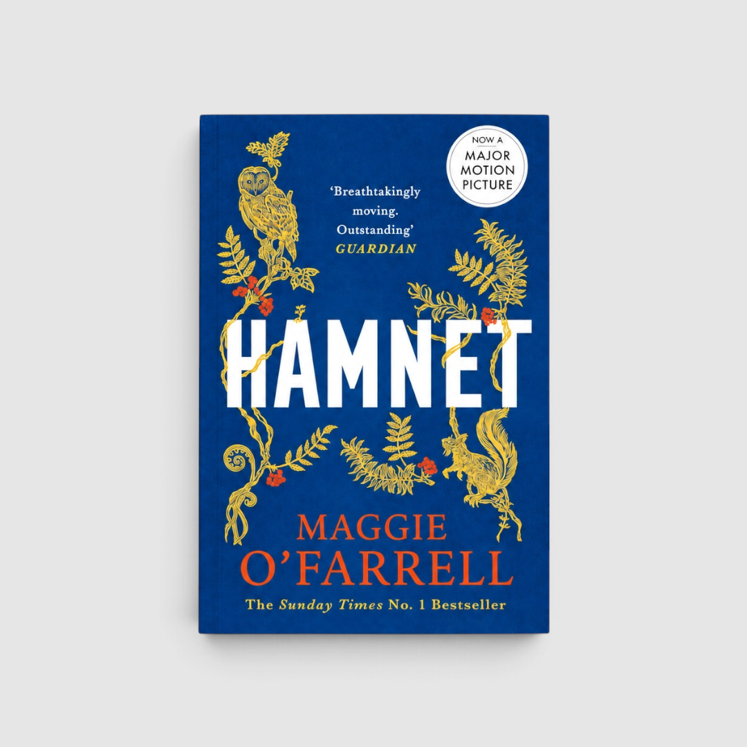 Portada de Hamnet de Maggie O’Farrell, en azul intenso con ilustraciones botánicas y animales en dorado, detalles rojos y el título HAMNET en grandes letras blancas.