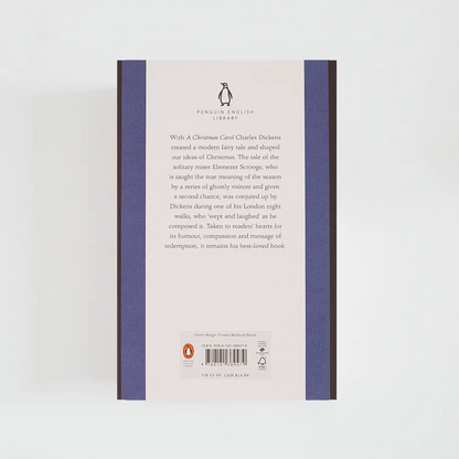 Trasera azul oscuro con sinopsis del libro en inglés A Christmas Carol de Charles Dickens de la colección Penguin English Library sobre fondo blanco.
