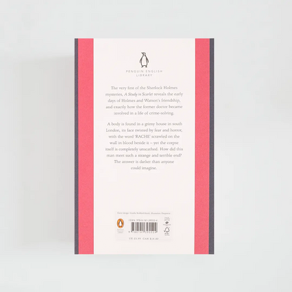 Trasera rosa con sinopsis del libro en inglés A Study in Scarlet de Arthur Conan Doyle de la colección Penguin English Library sobre fondo blanco.
