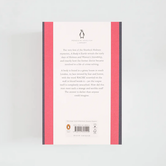 Trasera rosa con sinopsis del libro en inglés A Study in Scarlet de Arthur Conan Doyle de la colección Penguin English Library sobre fondo blanco.
