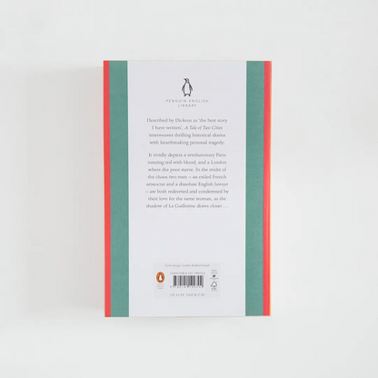 Trasera turquesa y roja con sinopsis del libro en inglés A Tale of Two Cities de Charles Dickens de la colección Penguin English Library sobre fondo blanco.
