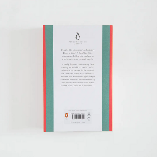 Trasera turquesa y roja con sinopsis del libro en inglés A Tale of Two Cities de Charles Dickens de la colección Penguin English Library sobre fondo blanco.
