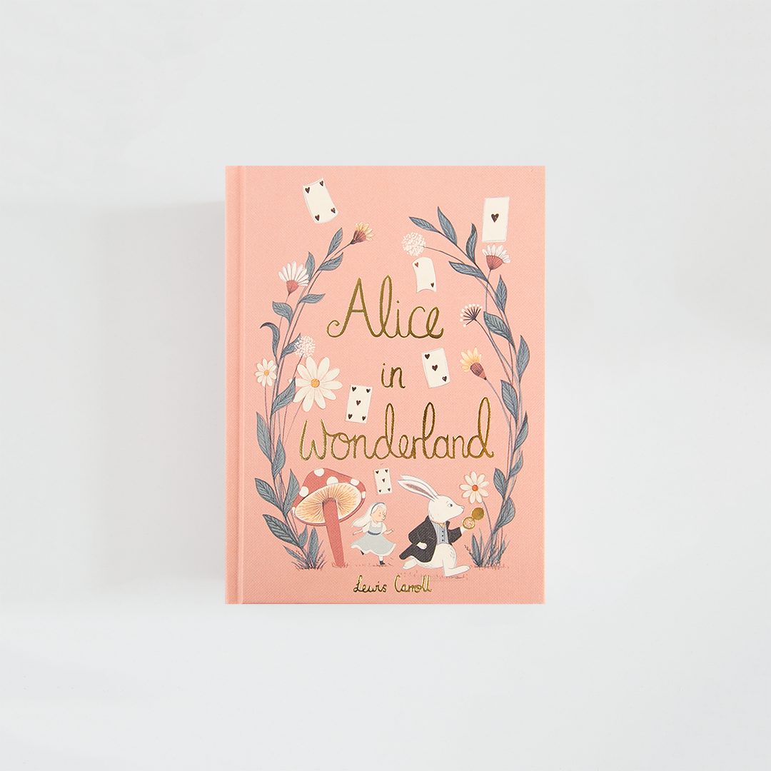 Portada de Alice in Wonderland de Lewis Carroll, edición Wordsworth Collector’s Edition en rosa coral, decorada con flores, naipes, una seta, Alicia y el Conejo Blanco.