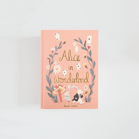 Portada de Alice in Wonderland de Lewis Carroll, edición Wordsworth Collector’s Edition en rosa coral, decorada con flores, naipes, una seta, Alicia y el Conejo Blanco.