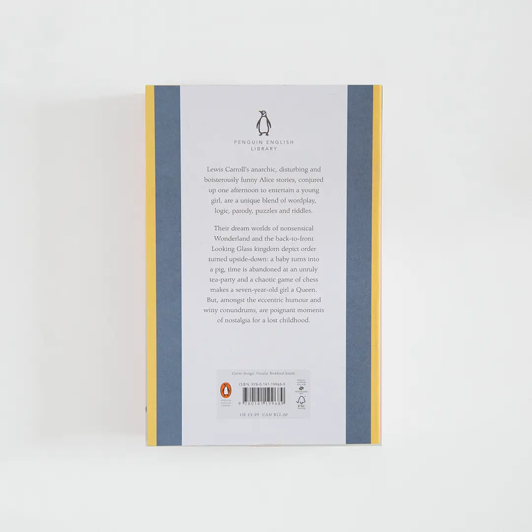 Trasera azul con sinopsis del libro en inglés Alice's Adventures in Wonderland de Lewis Carroll de la colección Penguin English Library sobre fondo blanco.
