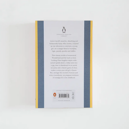 Trasera azul con sinopsis del libro en inglés Alice's Adventures in Wonderland de Lewis Carroll de la colección Penguin English Library sobre fondo blanco.
