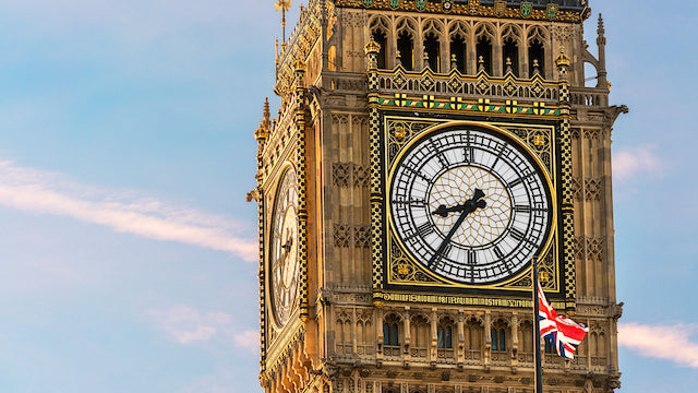 Primer plano del Big Ben (Elizabeth Tower) con una bandera del Reino Unido ondeando en Westminster, Londres.