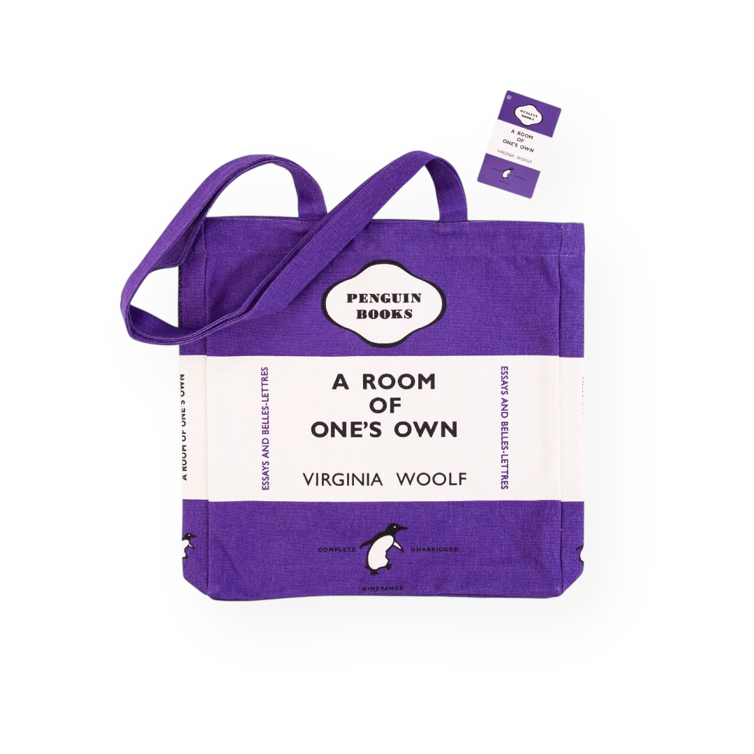 Bolsa de tela morada y blanca inspirada en la clásica portada de la editorial Penguin de la obra A Room of One's Own de Virginia Woolf con los títulos y textos en negro. Lleva etiqueta en el asa.