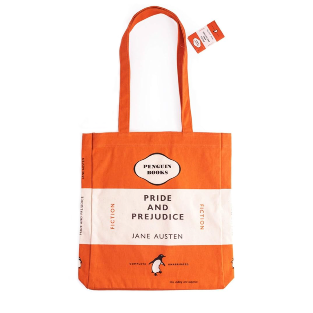 Bolsa de tela naranja y blanca inspirada en la clásica portada de la editorial Penguin de la obra Pride and Prejudice de Jane Austen con los títulos y textos en negro. Lleva una etiqueta en el asa.