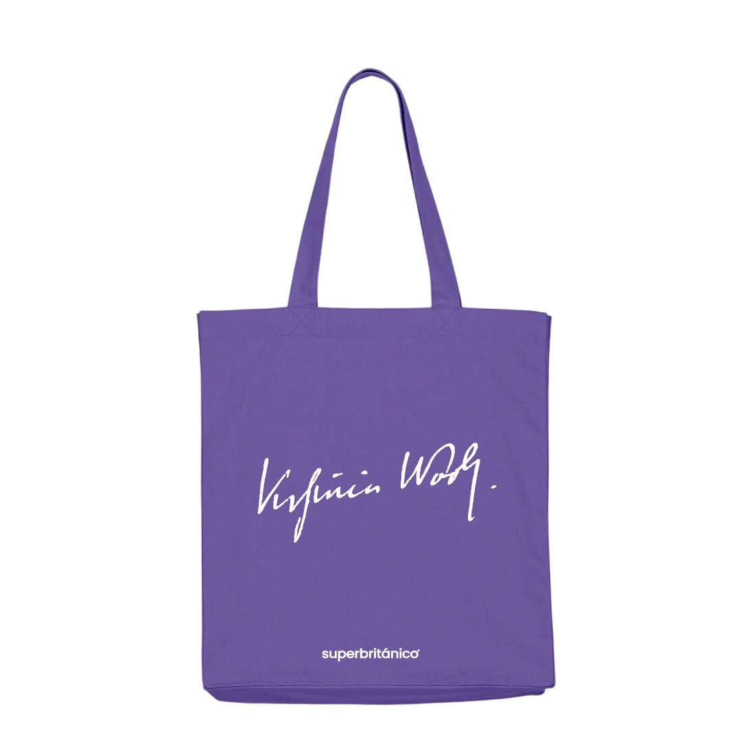 Bolsa morada con bordado en blanco de la firma de Virginia Woolf, escritora considerada una de las más destacadas figuras del vanguardista modernismo anglosajón del siglo XX y del feminismo internacional.