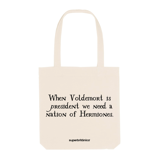 Bolsa beige con frase Cuando Voldemort es el presidente necesitamos una nación de Hermiones en inglés bordada en negro en la tipografía de la Hogwarts Acceptance Letter de Harry Potter.