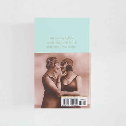 Trasera del libro Hand in Hand with Love: An anthology of queer classic poetry de Simon Avery (The Collector's Library) de color celeste acompañada de imagen inspirada en la novela.