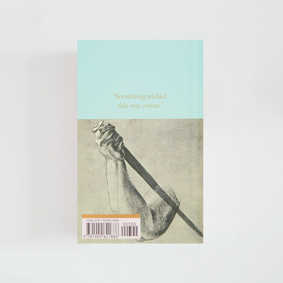 Trasera del libro Macbeth de William Shakespeare (The Collector's Library) de color celeste acompañada de imagen inspirada en la novela.