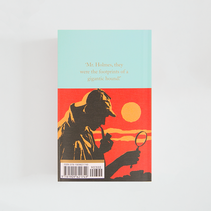 Trasera del libro The Hound of the Baskervilles de Arthur Conan Doyle (The Collector's Library) de color celeste acompañada de imagen inspirada en la novela.