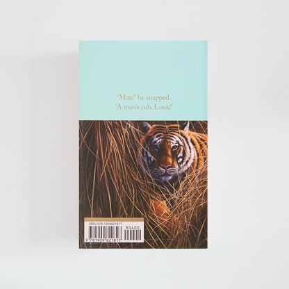 Trasera del libro The Jungle Book de Rudyard Kipling (The Collector's Library) de color celeste acompañada de imagen inspirada en la novela.