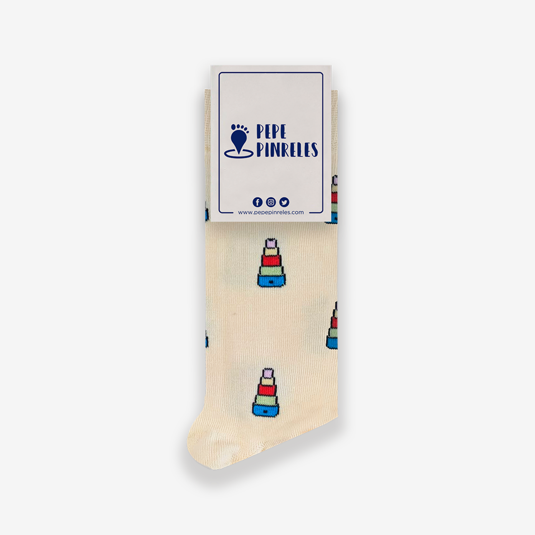 Calcetines color beige con estampado de incensarios de colores diseñados por Superbritánico en conmemoración del orgullo de Sevilla de 2025 con etiqueta de Pepe Pinreles.