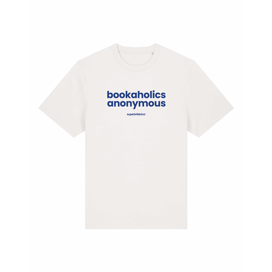 Camiseta de color blanco roto con la frase bookaholics anonymous y logo de Superbritánico en color azul.