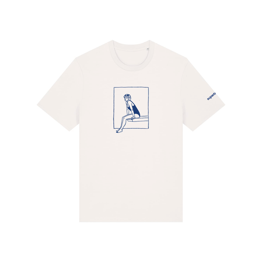 Camiseta blanca extendida con bordado en azul de la princesa Diana en el trampolín del flamante yate de Dodi Al-Fayed cuando navegaba por Cerdeña tan solo una semana antes de su muerte.