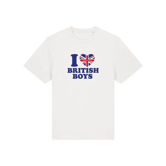 Camiseta blanca de estética dosmilera con mensaje I love British boys en azul con corazón con la bandera de Reino Unido en azul y rojo y logo en el centro de este.