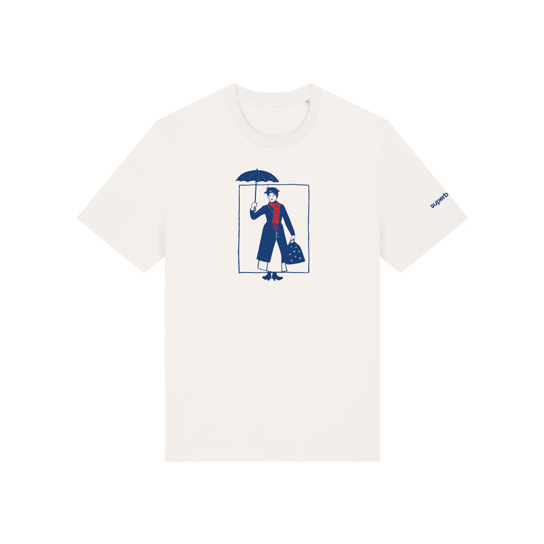 Camiseta blanca de manga corta con ilustración frontal de Mary Poppins en azul y rojo, sosteniendo su paraguas y su bolso, y pequeño logotipo azul en la manga.