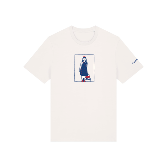 Camiseta con bordado inspirado en Matilda, película de 1996 basada en la novela homónima del escritor británico Roald Dahl. Se observa niña con vestido azul llevando carro con libros.