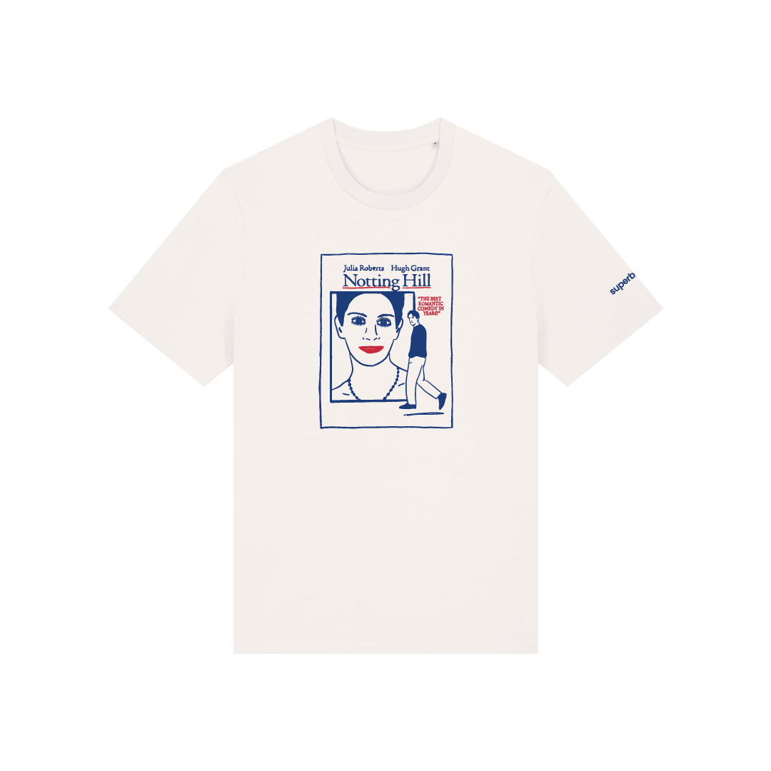 Camiseta con bordado inspirado en el cartel original de Notting Hill, una de las romcoms más emblemáticas del cine británico. En la ilustración predomina el color azul con toques de rojo.