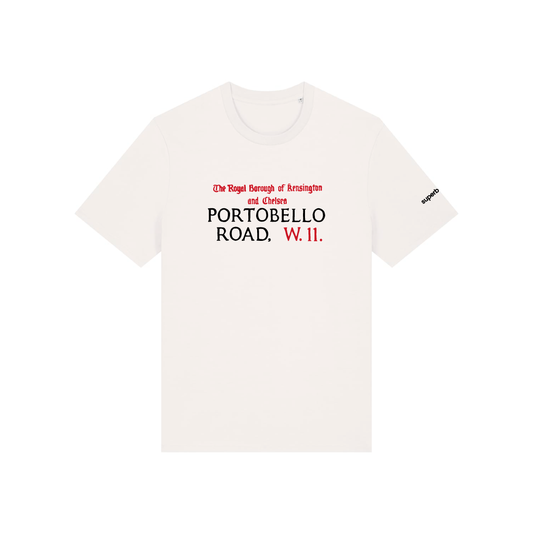 Camiseta con bordado inspirado en la placa de Portobello Road, la calle más emblemática de Notting Hill, conocida por su mercado vintage, sus fachadas de colores y su ambiente bohemio. Los colores son negro y rojo.