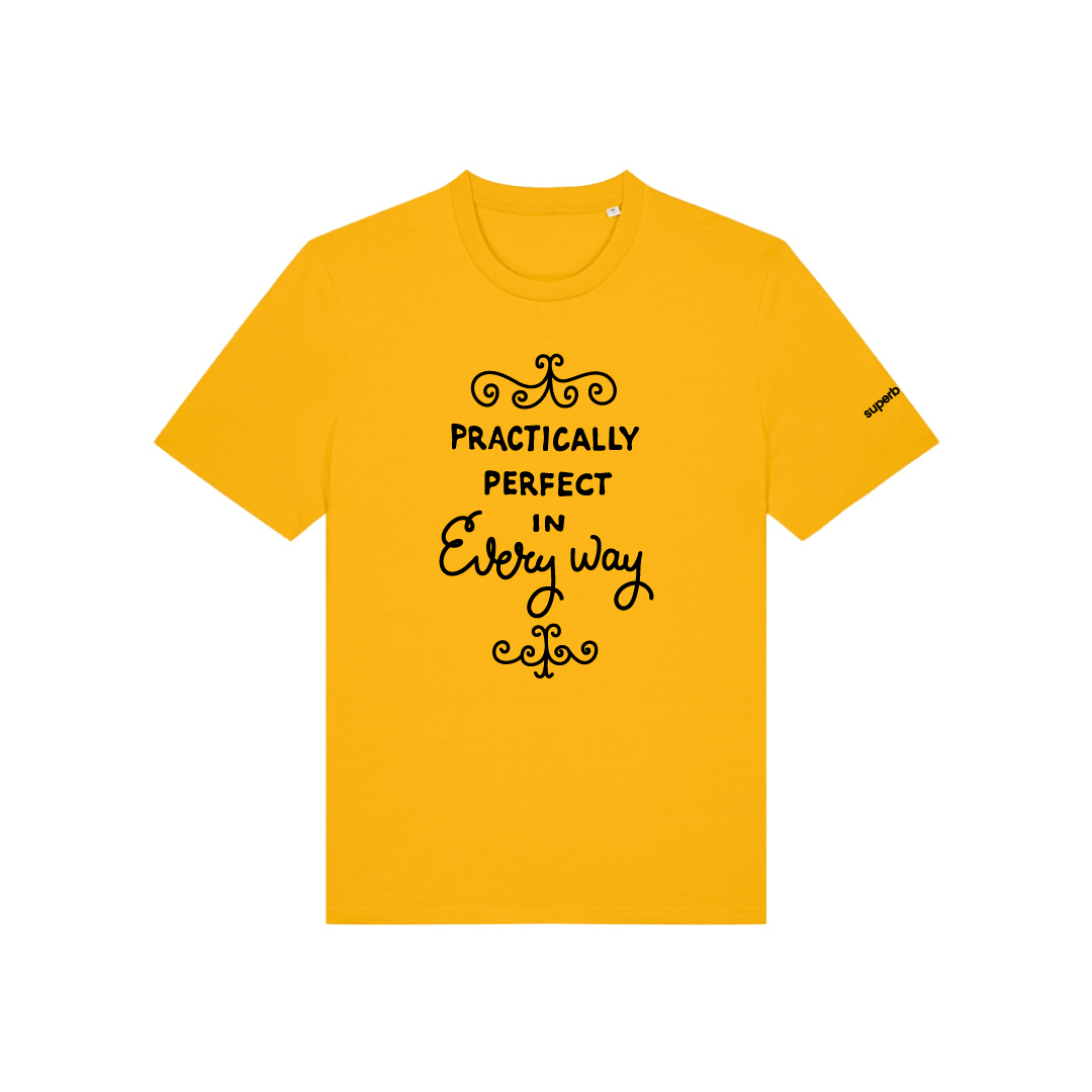 Camiseta amarilla con la frase Practically perfect in every way inspirada en la cinta métrica de Mary Poppins. La tipografía de la frase es clásica y la frase está en color negro.