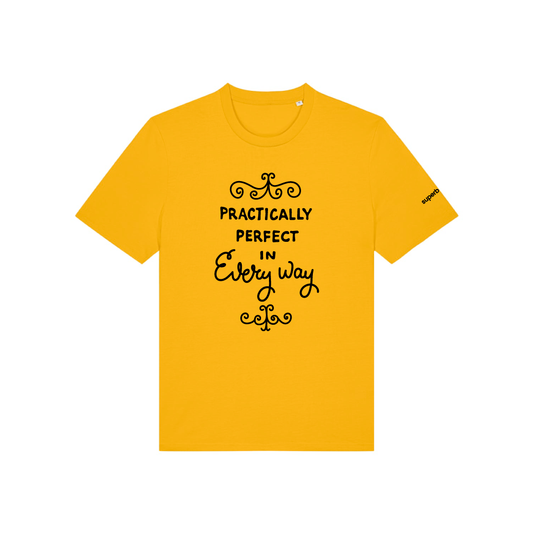 Camiseta amarilla con la frase Practically perfect in every way inspirada en la cinta métrica de Mary Poppins. La tipografía de la frase es clásica y la frase está en color negro.
