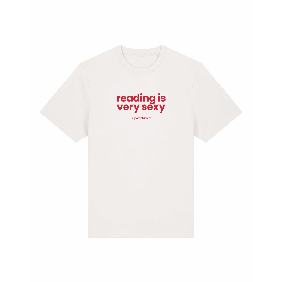 Camiseta de color blanco roto con texto Reading is sexy y logo en color rojo.