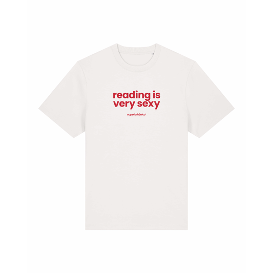 Camiseta de color blanco roto con texto Reading is sexy y logo en color rojo.