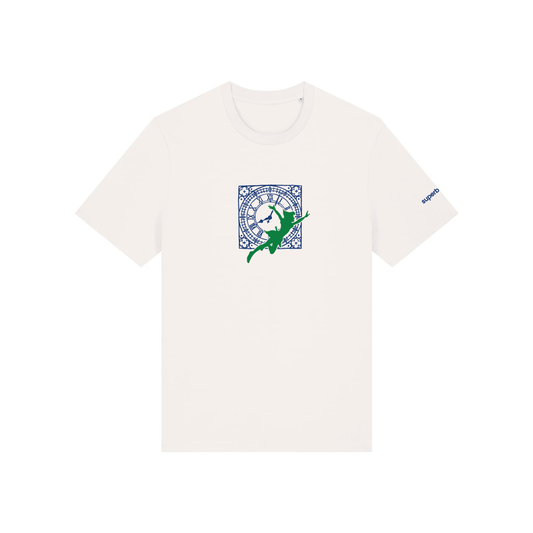 Camiseta blanca con bordado inspirado en Peter Pan. El diseño muestra a Peter Pan en color verde volando frente al Big Ben en color azul.  La escena corresponde al clásico Peter Pan, escrito por J. M. Barrie, en la que Peter, sus hermanos, Wendy, John y Michael Darling y el hada Campanilla sobrevuelan Londres rumbo a Neverland.