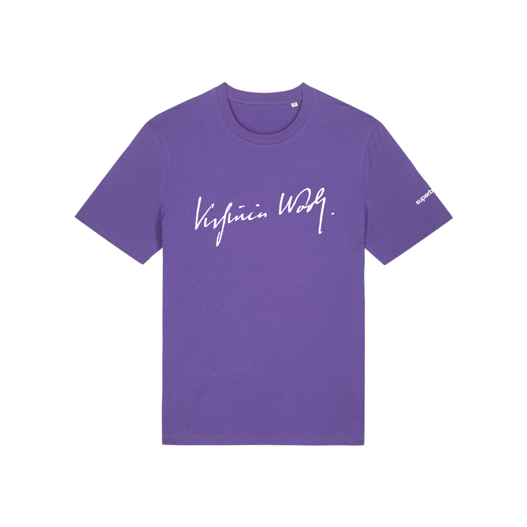 Camiseta morada con bordado en blanco de la firma de Virginia Woolf, escritora considerada una de las más destacadas figuras del vanguardista modernismo anglosajón del siglo XX y del feminismo internacional.