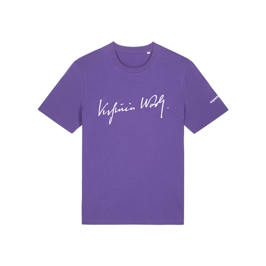 Camiseta morada con bordado en blanco de la firma de Virginia Woolf, escritora considerada una de las más destacadas figuras del vanguardista modernismo anglosajón del siglo XX y del feminismo internacional.