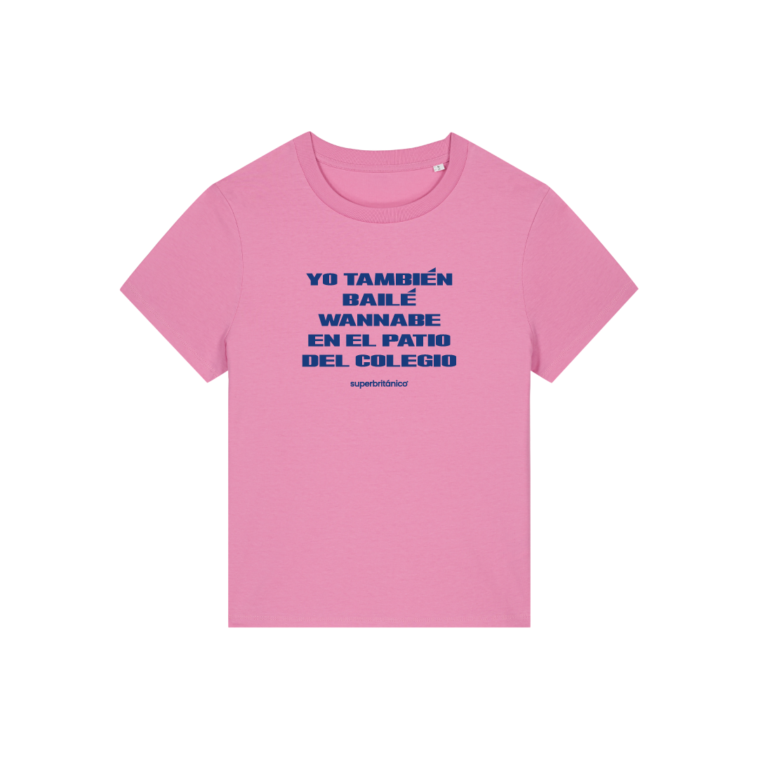 Camiseta rosa de algodón con estampación en serigrafía de la frase “Yo también bailé Wannabe en el colegio”, diseño conmemorativo del 30 aniversario de la canción Wannabe de las Spice Girls.