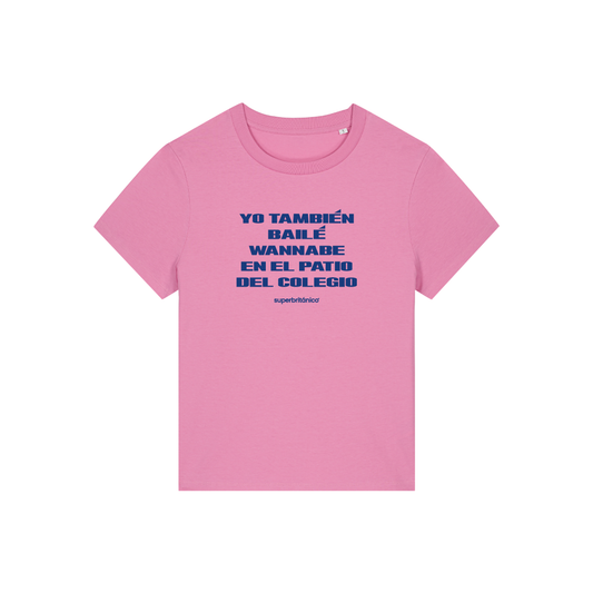 Camiseta rosa de algodón con estampación en serigrafía de la frase “Yo también bailé Wannabe en el colegio”, diseño conmemorativo del 30 aniversario de la canción Wannabe de las Spice Girls.