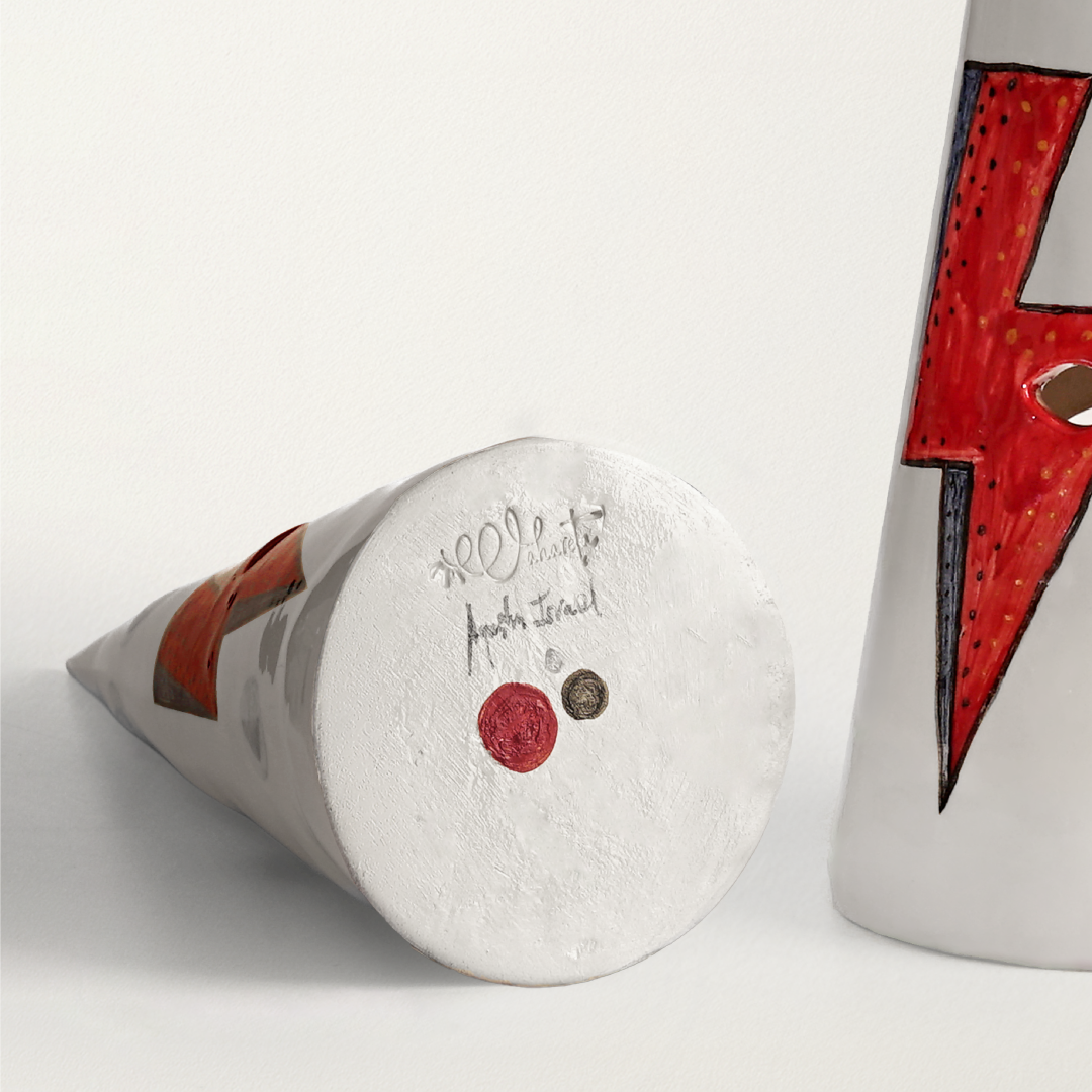 Base del capirote cerámico inspirado en el mítico álbum de David Bowie Aladdin Sane (1973), cuya portada con el rayo sobre su rostro se convirtió en un icono universal. Incluye firma de Agustín Israel.