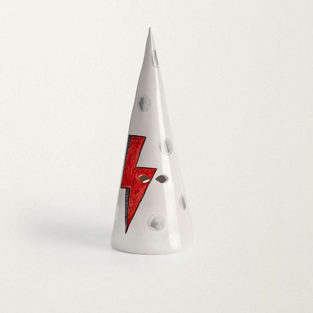 Capirote cerámico inspirado en el mítico álbum de David Bowie Aladdin Sane (1973), cuya portada con el rayo sobre su rostro se convirtió en un icono universal.