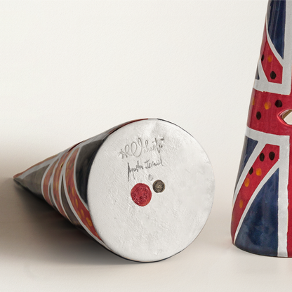 Base del capirote cerámico inspirado en el icónico vestido de la Union Jack que Geri Halliwell, integrante de las Spice Girls, lució en los Brit Awards de 1997. Se observa firma de Agustín Israel.