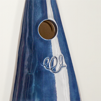 Detalle del capirote cerámico inspirado en el icónico vestido de la Union Jack que Geri Halliwell, integrante de las Spice Girls, lució en los Brit Awards de 1997.