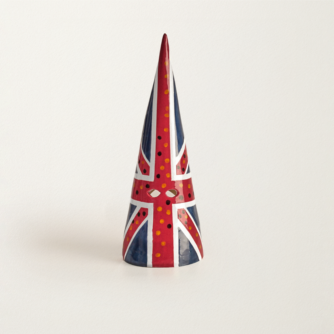 Capirote cerámico inspirado en el icónico vestido de la Union Jack que Geri Halliwell, integrante de las Spice Girls, lució en los Brit Awards de 1997.