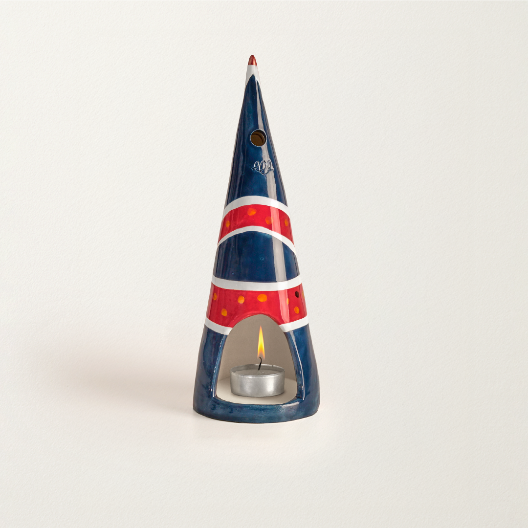 Trasera del capirote cerámico inspirado en el icónico vestido de la Union Jack que Geri Halliwell, integrante de las Spice Girls, lució en los Brit Awards de 1997. Incluye vela encendida.