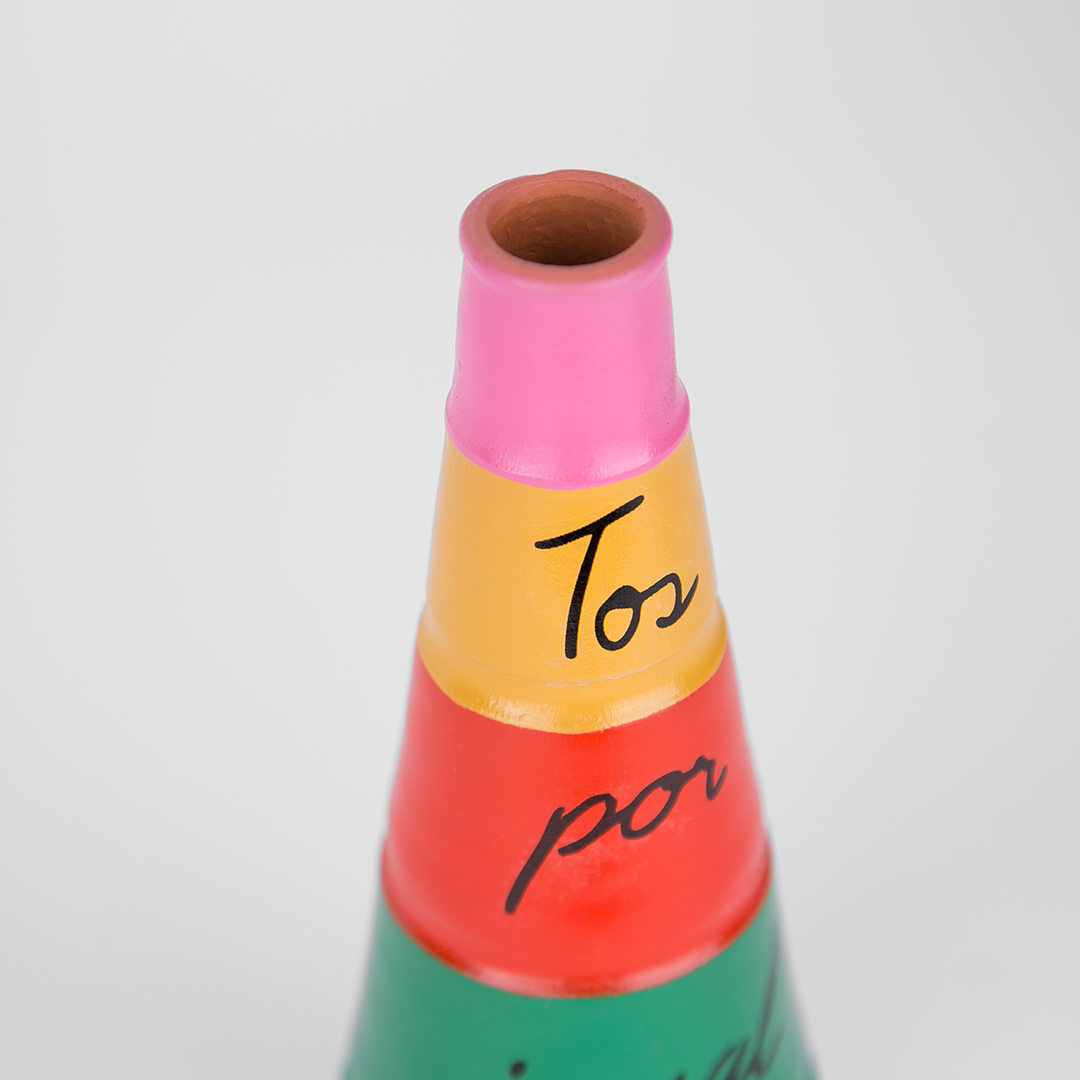 Detalle superior del incensario inspirado en el cartel del orgullo Tos por igual realizado por Superbritánico para el Ayuntamiento de Sevilla sobre fondo blanco.