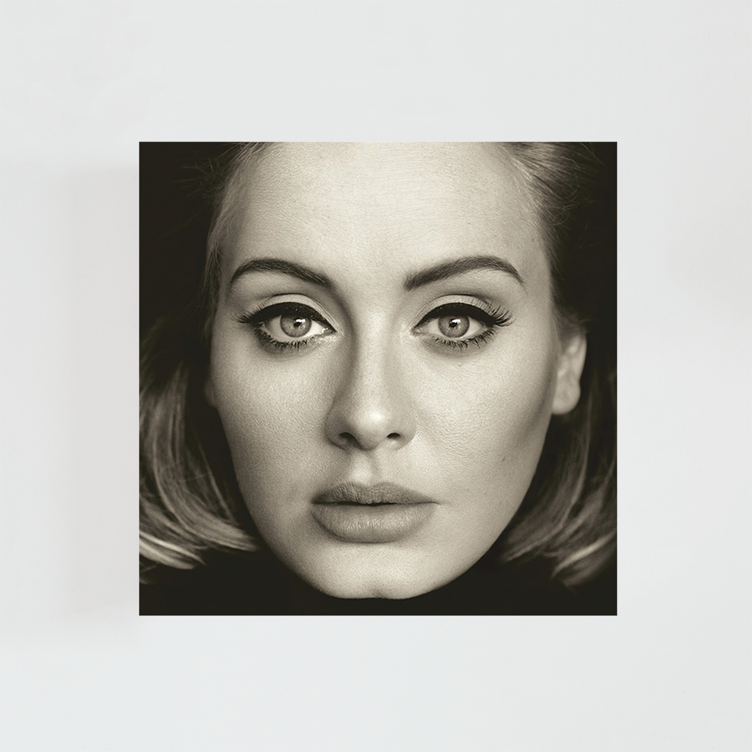 Portada del álbum 25 de Adele con un primer plano del rostro de la cantante mirando directamente a cámara, en tonos sepia y fondo oscuro.