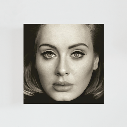 Portada del álbum 25 de Adele con un primer plano del rostro de la cantante mirando directamente a cámara, en tonos sepia y fondo oscuro.