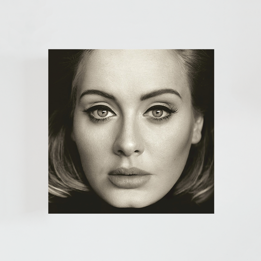 Portada del álbum 25 de Adele con un primer plano del rostro de la cantante mirando directamente a cámara, en tonos sepia y fondo oscuro.