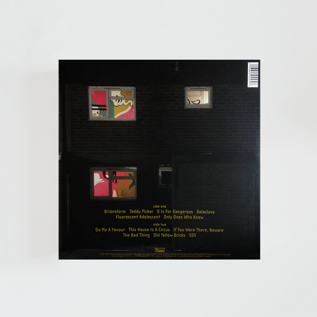 Contraportada del vinilo Favourite Worst Nightmare de Arctic Monkeys, con una ilustración de una casa oscura iluminada desde las ventanas con colores neón, álbum de rock británico de 2007.