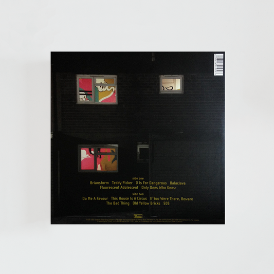 Contraportada del vinilo Favourite Worst Nightmare de Arctic Monkeys, con una ilustración de una casa oscura iluminada desde las ventanas con colores neón, álbum de rock británico de 2007.