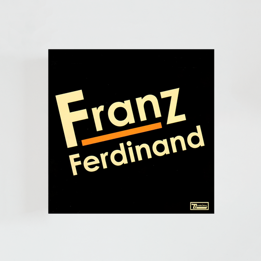 Portada del álbum homónimo “Franz Ferdinand” de Franz Ferdinand, con fondo negro y el nombre de la banda escrito en letras beige y una línea naranja bajo “Franz”.