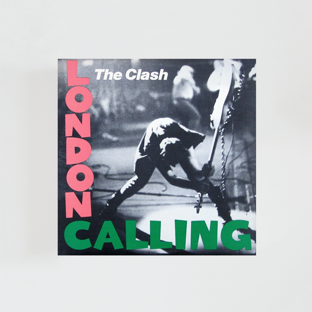 Portada del vinilo London Calling de The Clash, con la icónica imagen en blanco y negro de un bajista en pleno salto mientras golpea su instrumento contra el suelo, y tipografía en rosa y verde sobre fondo negro.